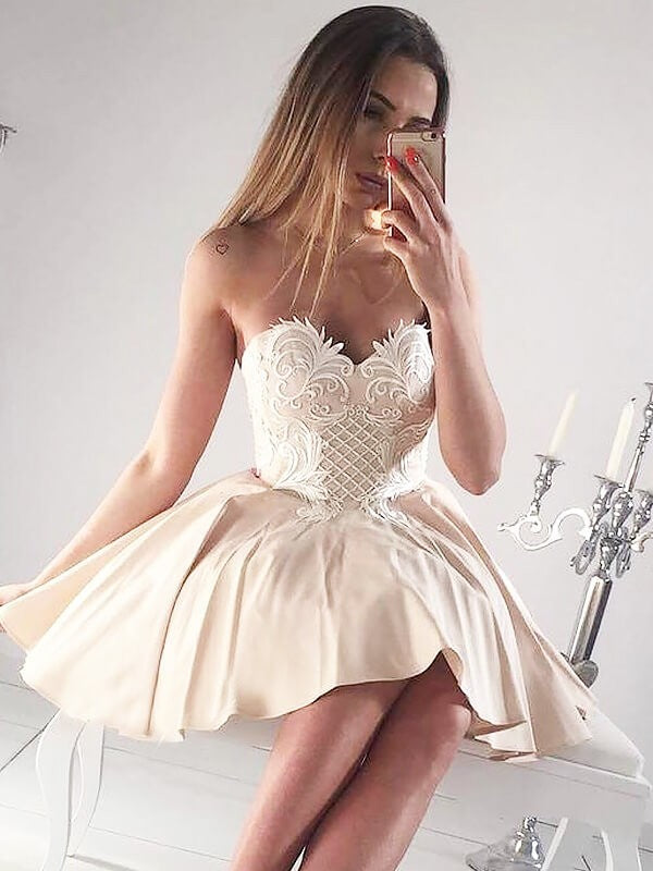 A-Line/Princess Sweetheart Sleeveless Applique Short/Mini Dresses Homecoming Dresses Lyla Satin